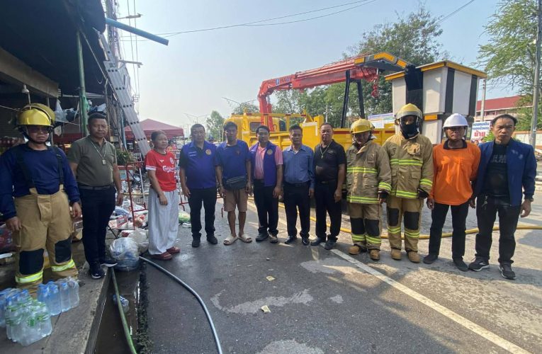 ชัยภูมิ นอภ.ลุยตรวจเหตุไฟไหม้ร้านขายสินค้าเบ็ดเตล็ดกลางตลาดสดพร้อมหาทางช่วยเหลือ