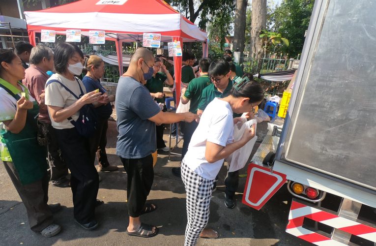 พิษณุโลก – สำนักงานพานิชย์ จ.พิษณุโลก ขนหมูธงเขียวมาจำหน่ายให้ประชาชนได้ซื้อกันในราคาถูกกว่าท้องตลาดเกินครึ่ง