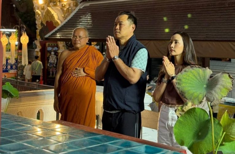 “นายกฯ อนุทิน” ควงภริยาเยือนเชียงใหม่ กราบบูชาพระอัฏฐารส-เสาอินทขีล เสริมสิริมงคล ณ วัดเจดีย์หลวงฯ