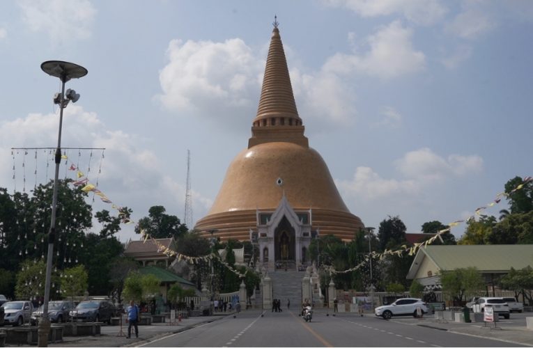 องค์พระปฐมเจดีย์ นักท่องเที่ยวสายบุญหดหายไปกว่าครึ่ง