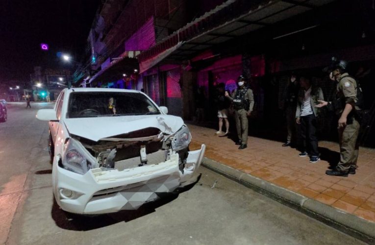 เสียงดังสนั่นกลางดึก! กระบะพุ่งชนร้านทองกลางเมืองน่าน หลังฝนตกถนนลื่น รถพัง ร้านเสียหาย