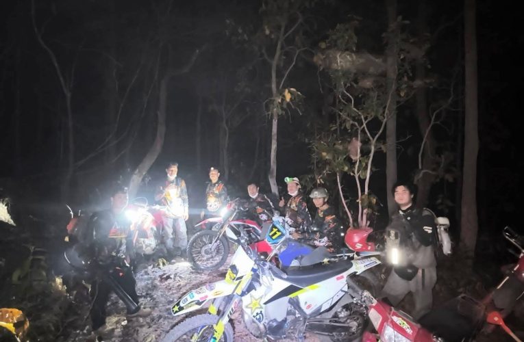 แม่ฮ่องสอน กลุ่มเอ็นดูโร่แม่ฮ่องสอนอาสาดับไฟป่า นำรถวิบากลุยพื้นที่สูง สกัดไฟป่าดอยชมเมือง เสริมกำลังเจ้าหน้าที่ภาคพื้นดินควบคุมสถานการณ์ได้