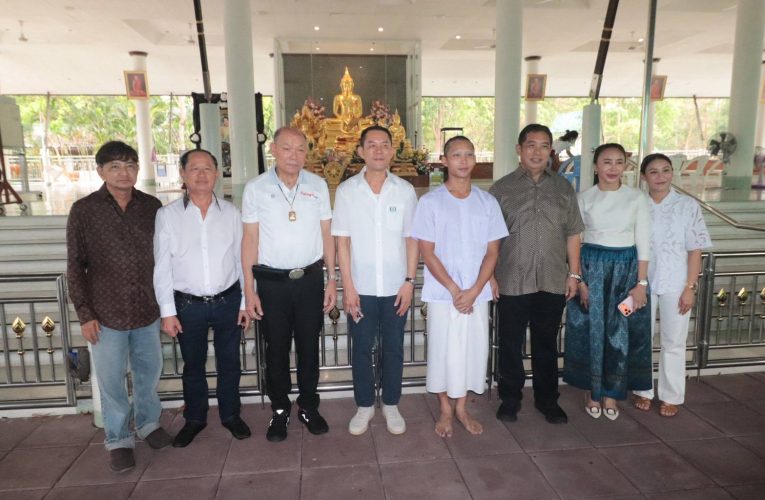 สาธุชนคนพัทยาแห่ร่วมพิธีปลงผม “นาคปริ้นซ์-ณัฐภัควัฒน์ ธีระพรสถานนนท์” ลูกชายเสี่ยสม พัทยา