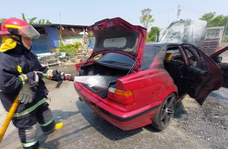 ระทึกลุงขับเก๋งน้ำมันรั่วจะไปอู่ไฟไหม้เสียก่อน