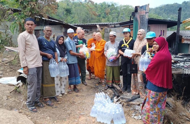 ยะลาเมตตาธรรมค้ำจุนโลก เจ้าอาวาสวัด กม.7 ช่วยเหลือครอบครัวนักเรียนและพี่น้องมุสลิมผู้ประสบอัคคีภัย