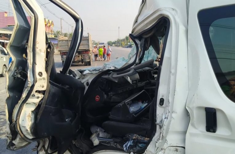 รถ 10 ล้อตัดหน้ารับรับ-ส่งนักเรียนได้รับบาดเจ็บ 18 ราย