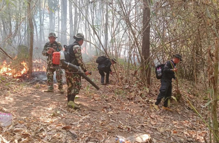 รอง ผอ.รมน.ฝ่ายทหารจัดชุดปฏิบัติการช่วยเจ้าหน้าที่อุทยานฯดับไฟพร้อมทำแนวกันไฟป้องกันการเกิดเหตุที่รุนแรง