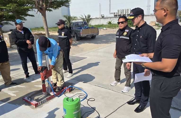 นายนพพร วุฒิกุล นำทีมเทศบาลนครหัวหิน ตรวจงานจ้างเหมาโครงการถนนซอยหัวหิน 36/1 ย้ำโปร่งใส เป็นไปตามสัญญา