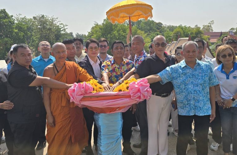 รองนายกเทศบาลนครหัวหินร่วมพิธีสรงน้ำหลวงพ่อทวดองค์ใหญ่ วัดห้วยมงคล เสริมสิริมงคลรับเทศกาลสงกรานต์