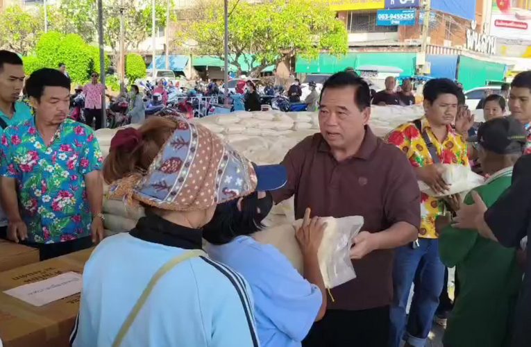 นายกเล็กควักกระเป๋าแจกข้าวและหมวกกันน็อคกว่าครึ่งล้าน