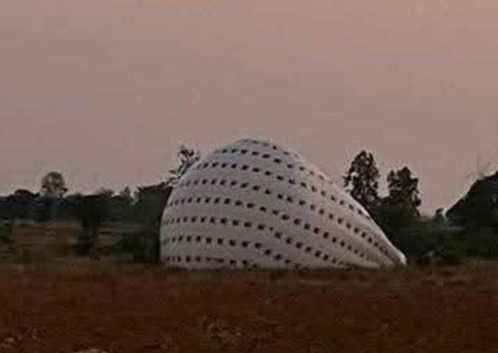 ชัยภูมิ ฮือฮาพบบอลลูนยักษ์ตกกลางไร่ของชาวบ้านหวิดตกใส่กังหันลม