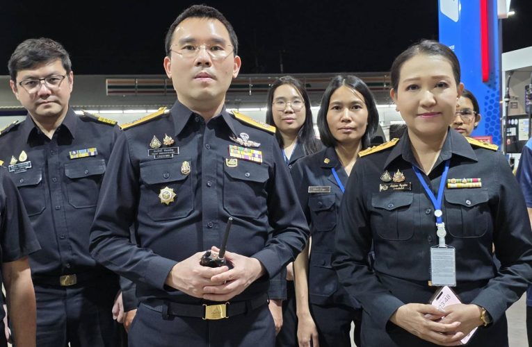 สุรินทร์-ผู้รับเหมารถแบคโฮนำแกนลอน10ใบเติมน้ำมันดีเซลสำรองไว้ก่อนที่พรุ่งนี้น้ำมันขึ้นอีก 3.50บาท