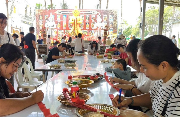 ปทุมธานี 2 สาวรีบแก้บนท้าวเวสฯหลังดลได้เลื่อนตำแหน่งได้ 2 ล้านบาท ขอพรแค่ข้ามคืนได้เงินคืน 30,000 กว่าบาท