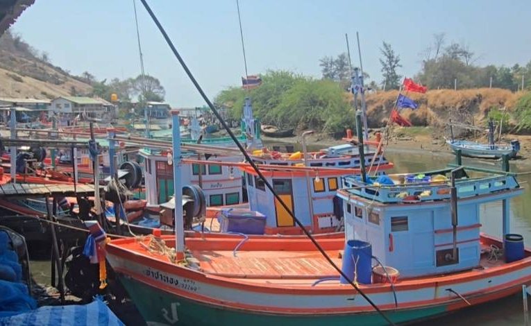 วิกฤตน้ำมันขาดแคลน! ชาวประมงเดือดร้อนหนัก เรือจอดนิ่ง ออกทะเลไม่ได้ วอนรัฐเร่งช่วยเหลือด่วน