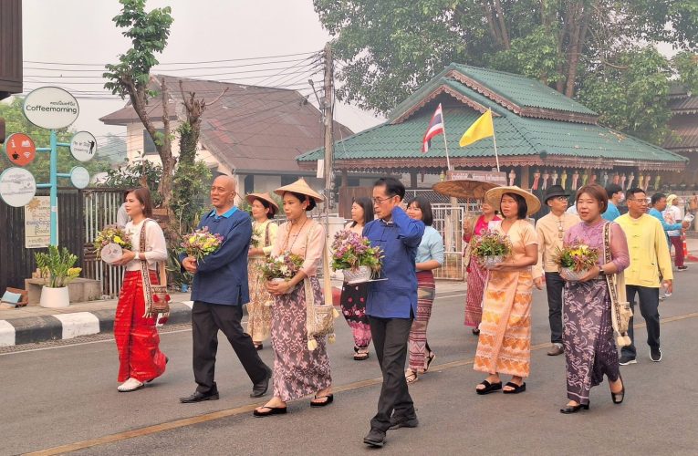 แม่ฮ่องสอน ผู้ว่าราชการจังหวัดแม่ฮ่องสอน และหัวหน้าส่วนราชการ ร่วมขบวนแห่โคหลู่ ในงานประเพณีปอยส่างลอง