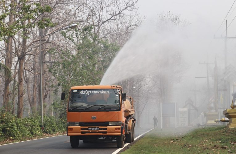 ฉีดพ่นน้ำสลายควันไฟป่า