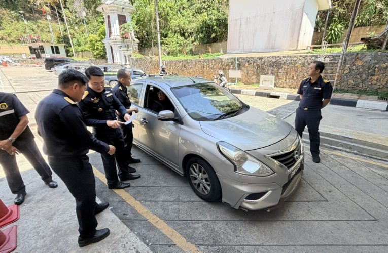 ยะลาด่านศุลกากรเบตงแจกใบปลิวประชาสัมพันธ์การจัดทำใบขนสินค้าพิเศษรองรับนักท่องเที่ยวที่จะเข้ามาในช่วงสงกรานต์