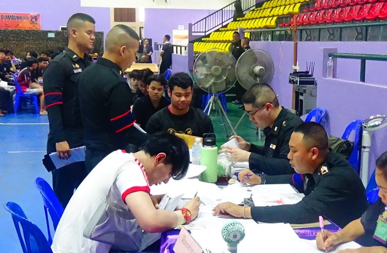 บรรยากาศการตรวจเลือกทหารกองเกินเข้าเป็นทหารกองประจำการวันที่สอง ของ จังหวัดพิษณุโลก