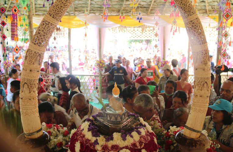 กาญจนบุรี ชาวไทยเชื้อสายกะเหรี่ยงในพื้นที่อำเภอสังขละบุรี และพื้นที่ใกล้เคียง ร่วมประเพณีสงกรานต์ และสรงน้ำขอพร พระพุทธรัตนสังขละบุรีศรีสุวรรณ (พระแก้วขาว)