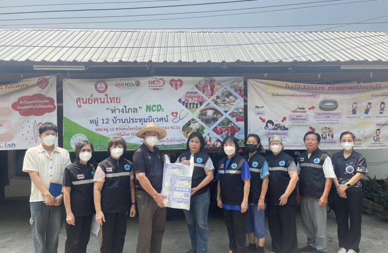 เทศบาลตำบลเชิงดอย ห่วงใยชุมชนนำรถบรรทุกน้ำ ดำเนินการฉีด พ่น ละอองน้ำ เพื่อลดค่าฝุ่นควัน PM 2.5 มอบหน้ากาก KN95,N95 ให้ประชาชนกลุ่มเปาะบาง