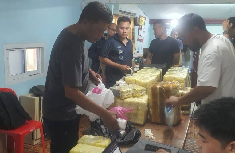 ตำรวจ สภ.บางแพ จว.ราชบุรี แถลงผลการจับกุมเครือข่ายยาเสพติดรายใหญ่ได้พร้อมของกลางจำนวนมากผู้ต้องหารับสารภาพ พร้อมขยายผมแหล่งผลิต