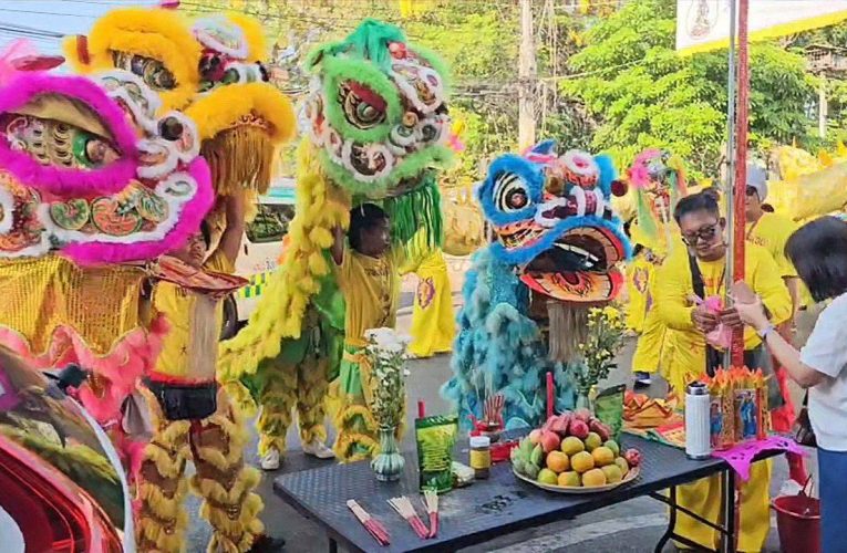 สุรินทร์-ฮือฮาเลขประทัด ขบวนแห่ พิธีอัญเชิญโหล่วเสี่ยประจำองค์โป๊ยเซียนโจวซือ และพระแม่กวนอิมพันกร