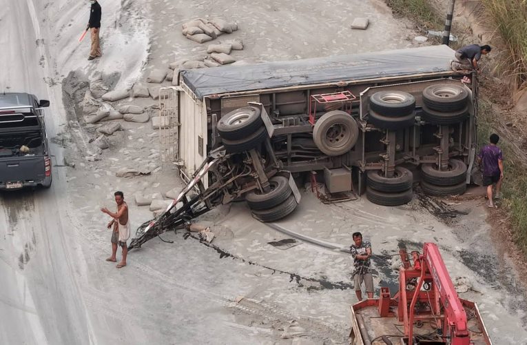 รถบรรทุกปูนคว่ำปิดถนนครึ่งเลน