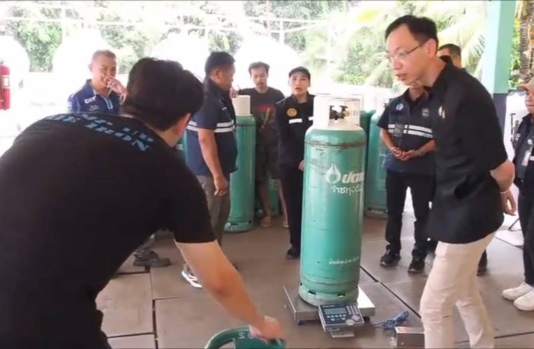 สกลนคร คุมเข้ม ตรวจสถานีบริการน้ำมันเชื้อเพลิง-แก๊ส-จุดชาร์จ EV พร้อมรับสงกรานต์