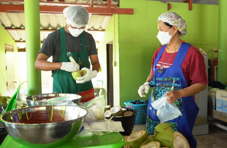หนุ่มวัย 32 ทำน้ำมะพร้าวสดบรรจุใส่ขวดสร้างรายได้