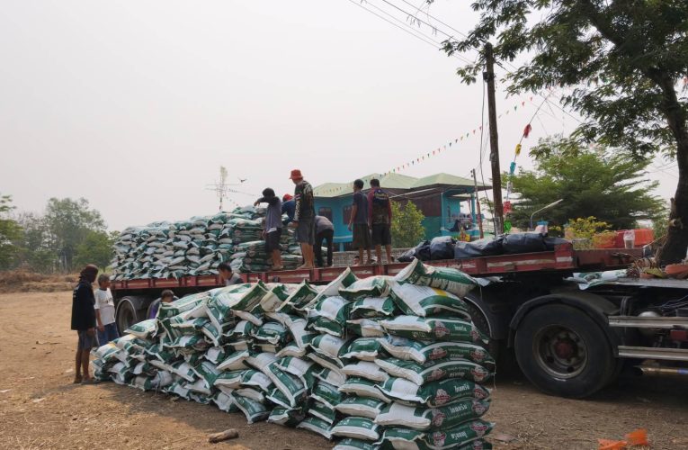 มูลนิธิปิยะศักดิ์ 1955 มอบปุ๋ยอินทรีย์ 590 กระสอบ ช่วยเกษตรกรบ้านเกาะน้อย จ.สุโขทัย
