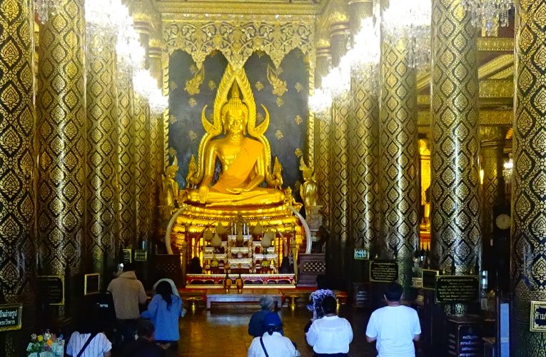 วัดพระศรีรัตนมหาธาตุวรมหาวิหาร จ.พิษณุโลก เปิดโอกาสให้พุทธศาสนิกชนสรงน้ำพระพุทธชินราชจำลอง เป็นพุทธบูชา 669 ปี