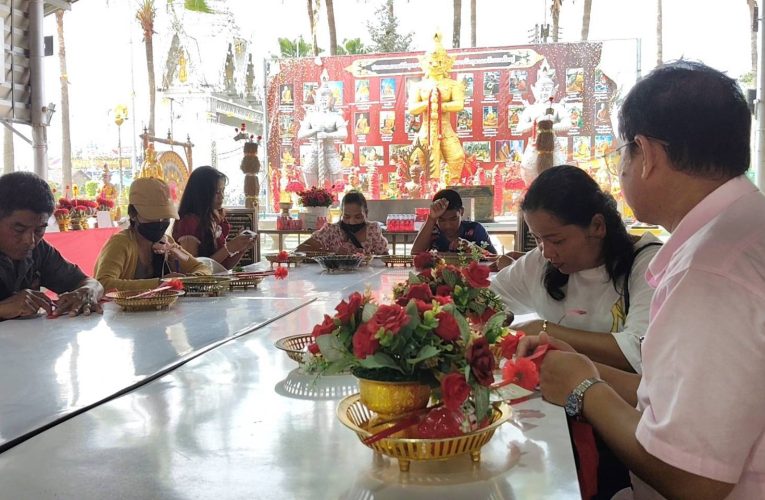 ปทุมธานี ปังสุดๆบนแล้วได้จริงท้าวเวสฯให้ขายบ้านได้ 10 กว่าหลังรับเงินล้านบาทกว่าสบายๆ ให้ลูกชายสอบเข้าโรงเรียนดังสมใจ