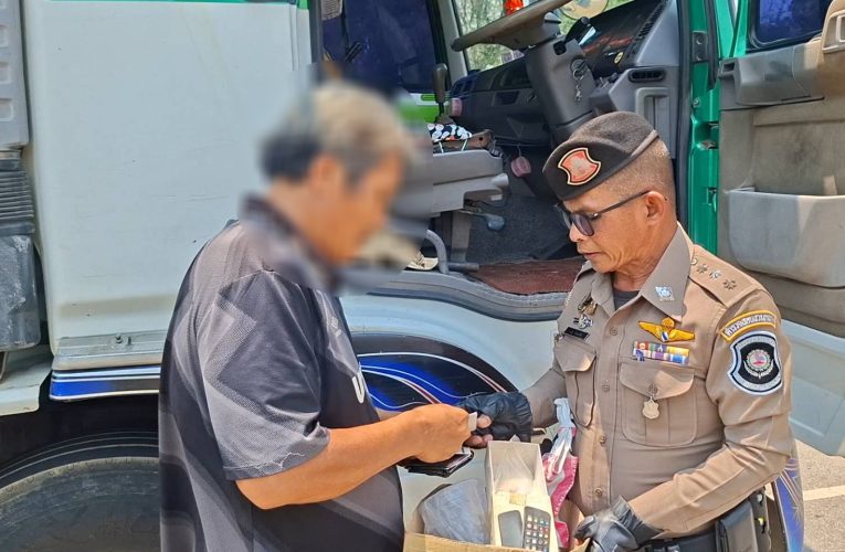 สุพรรณบุรี ตำรวจทางหลวงด่านช้างจับสิงห์รถบรรทุกพกยาบ้า
