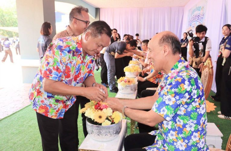 รองนายกนครหัวหิน ร่วมสืบสานประเพณีสงกรานต์ รดน้ำขอพร ผู้ว่าฯ สร้างสิริมงคลรับปีใหม่ไทย