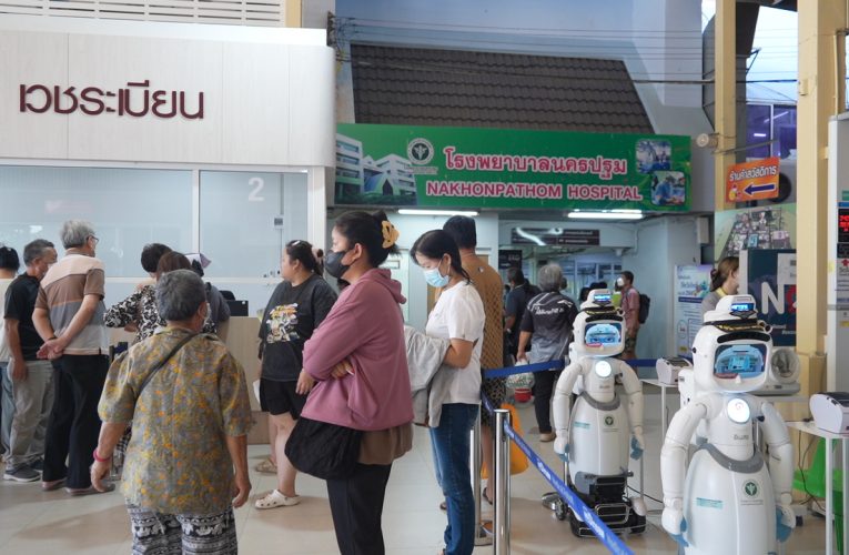 โรงพยาบาลนครปฐมก้าวหน้าใช้หุ่นยนต์เป็นผู้ช่วยพยาบาล