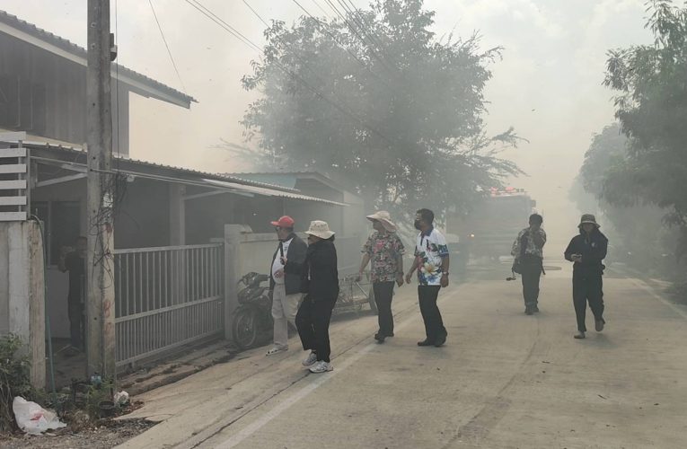 ปทุมธานี ชาวบ้านหนีกระเจิงหลังไฟไหม้ป่าหญ้าลุกลามหวิดไหม้ทั้งชุมชนโชคดีดับทัน