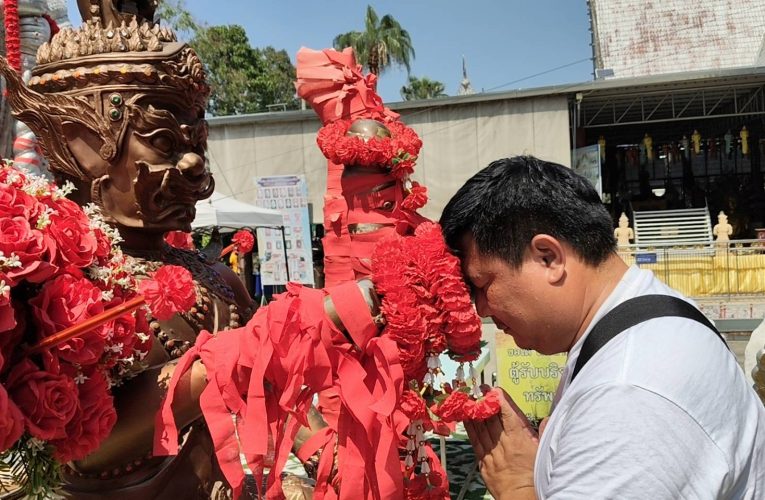 ปทุมธานี ท้าวเวสฯจัดให้อธิฐานผ่านมือถือก็ดลเงินกู้เปิดร้านผ่าน แค่ล้วงไข่ในไหก็ให้โชคคุณยาย 6 งวดติดมาแล้ว