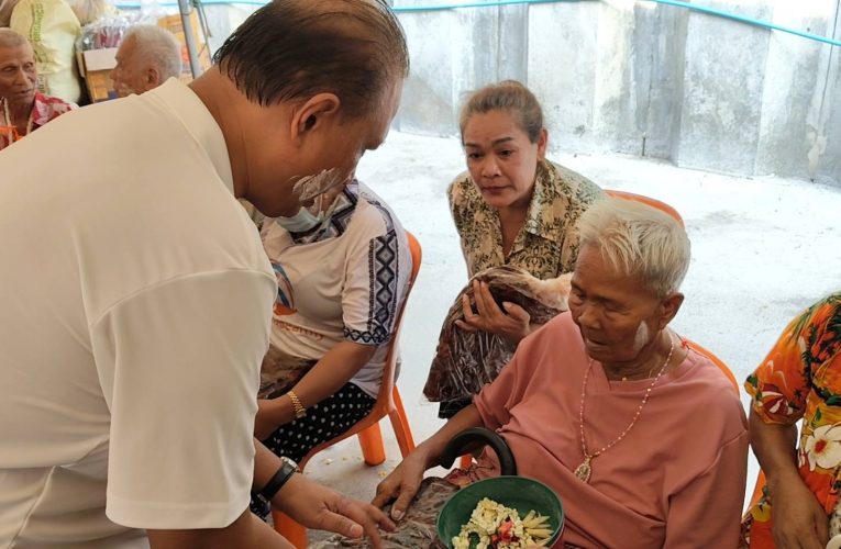 ปทุมธานี เทศบาลเมืองท่าโขงจัดรถน้ำผู้สูงอายุแจกมะขามเปียกถูกใจคนแก่