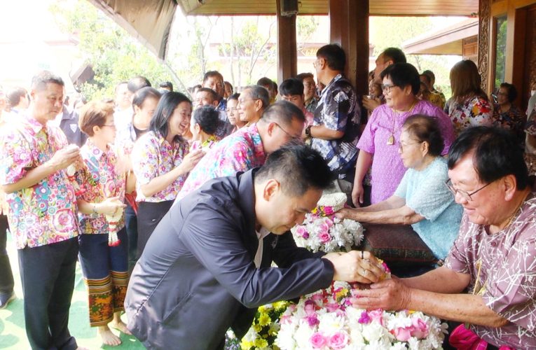 สุพรรณบุรีท็อปวราวุธ รดน้ำดำหัว ประภัตร ขุนพลพ่อบรรหารประภัตรอวยพรให้เจริญรุ่งเรือง