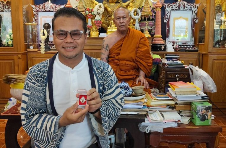 ปทุมธานี อินฟลูเอนเซอร์สายคอนเทนต์ตลกดวงเฮง ถูกหวยจากเลข “เหน่ง เหม่งจ๋าย” 2 งวดติด ล่าสุดเดินทางทำบุญอุทิศส่วนกุศล พร้อมเตรียมจัดงานครบ 100 วัน แจก “ลูกชิ้นทอด” ของโปรดผู้ล่วงลับ