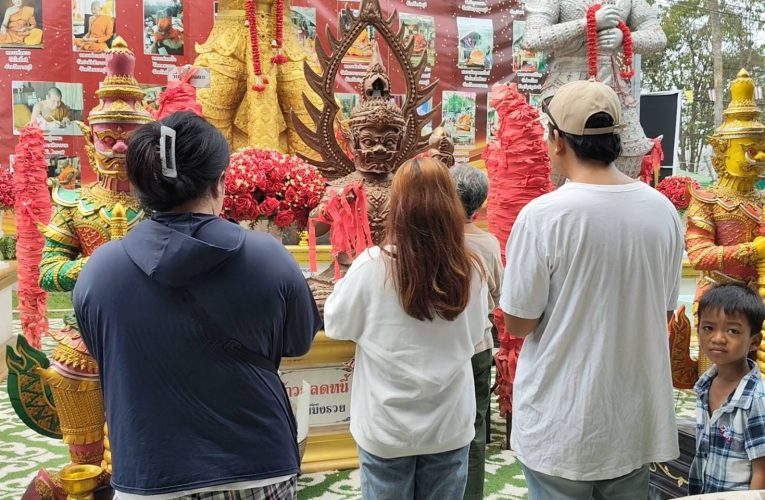 ปทุมธานี กุหลาบ 99 ดอกแก้บนท้าวเวสฯลูกชายสอบเข้ามหาลัยดัง ให้โชค 3 งวดติดการงานเจริญรุ่งเรือง