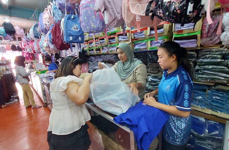 ยะลาชุดนักเรียนปีนี้ไม่ขึ้นราคาเพื่อแบ่งเบาภาระค่าใช้จ่าย ให้เด็กได้ใส่ชุดนักเรียนที่มีคุณภาพ