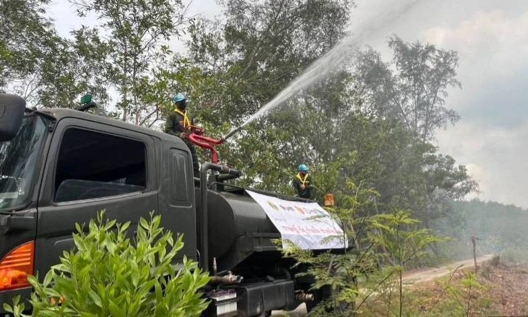ไฟไหม้ป่า” ชุมชนและสวนปาล์ม ที่บ้านจาเราะสะโต ต.กะลุวอ อ.เมืองนราธิวาส เพิ่มอีกจุด เสียหาย 2 ไร่ “ทหาร ร.151 พัน 1” ระดมกำลังเข้าดับไฟ พร้อมจัดชุดเฝ้าระวังปะทุซ้ำ