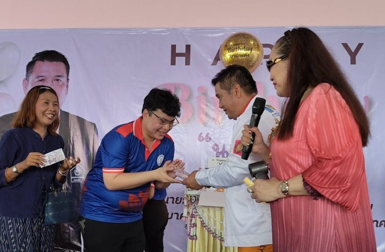 ปทุมธานี วันเกิดนายกคลองสามสุดยิ่งใหญ่เป่าเค็กลอยฟ้าสุดอลังการ