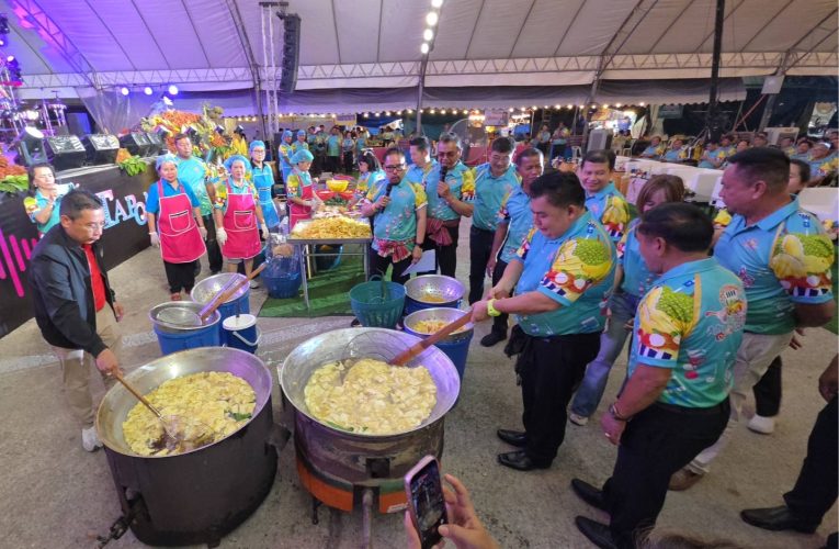 ผู้ว่าฯ ระยอง โชว์เมนูทุเรียนทอดกระทะยักษ์ เปิดงาน ‘มหกรรมเทศกาลดนตรี สีสัน ผลไม้สไตล์ตะพง ของดีเมืองระยอง’