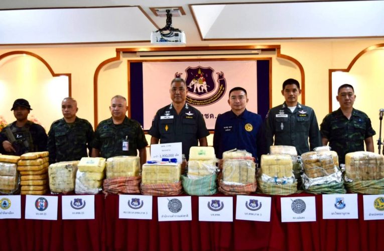 นบ.ยส.35 ร่วม บก.ตชด.ภาค 3 แถลงผลสกัดจับขบวนการลำเลียงยาเสพติด ยึดยาบ้ากว่า 1.9 ล้านเม็ด ในพื้นที่ อ.แม่แตง จ.เชียงใหม่