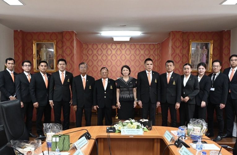 ข่าวนนทบุรีอัยการจังหวัดนนทบุรี ร่วมประชุมคณะกรรมการที่ปรึกษาฯ ขับเคลื่อนนโยบาย พร้อมเปิดช่องทางรับเรื่องร้องทุกข์ ช่วยเหลือประชาชน