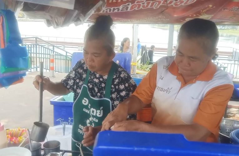สกลนคร แม่ตุ้มแม่ค้าไก่ทอดใจบุญแจกให้คนจนผู้พิการกินฟรีร้านรถเข็นหน้าโรงพยาบาล