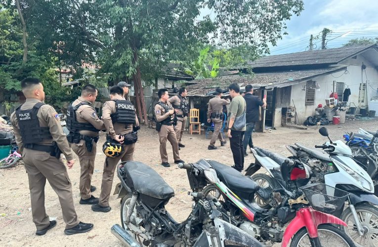 ตำรวจ สภ.แม่ปิง บุกอู่ต้องสงสัย หลังพบรถเช่าถูกแกะสติ๊กเกอร์-เตรียมแยกชิ้นส่วน