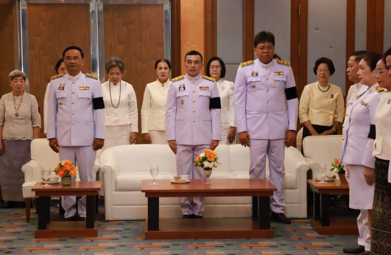 จังหวัดอุตรดิตถ์จัดพิธีมอบแบบลายผ้าพระราชทาน “ลายขอสมเด็จฯ เจ้าฟ้าฯ” และ “ลายบุปผาบรมราชินีนาถ” เพื่อสืบสานภูมิปัญญาผ้าไทยและยกระดับผลิตภัณฑ์ OTOP ตามพระดำริสมเด็จพระเจ้าลูกเธอ เจ้าฟ้าสิริวัณณวรี นารีรัตนราชกัญญา